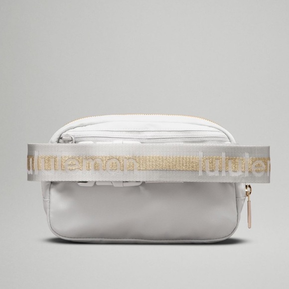 Lululemon Everywhere Belt Bag 1L in vapor, white and gold color - Picture 3 of 6